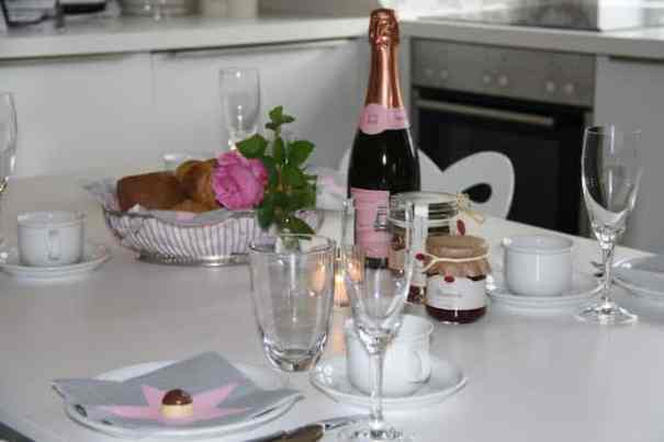 Seaside Rosenhagen Ferienhaus Strandrose Esstisch